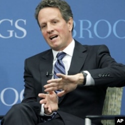 ທ່ານ Timothy Geithner ລັດຖະມົນຕີ​ການຄັງ​ຂອງ​ສະຫະລັດ ກ່າວຢູ່ສະຖາບັນ Brooking ໃນນະ ຄອນຫລວງ Washington ໃນຫົວຂໍ້ "The Path to Global Recovery" ໃນວັນພຸດ ທີ 6 ຕຸລາ, 2010 (AP Photo/Manuel Balce Ceneta)