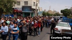 In this photo sent by an Iranian citizen journalist and verified by VOA Persian, a crowd of anti-government protesters marches in the city of Karaj, adjacent to Tehran, Aug. 2, 2018.