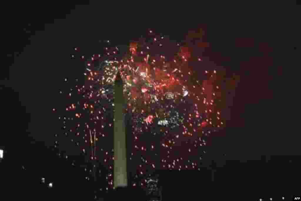 Pháo hoa thắp sáng bầu trời thủ đô Hoa Kỳ trong lễ Ðộc Lập