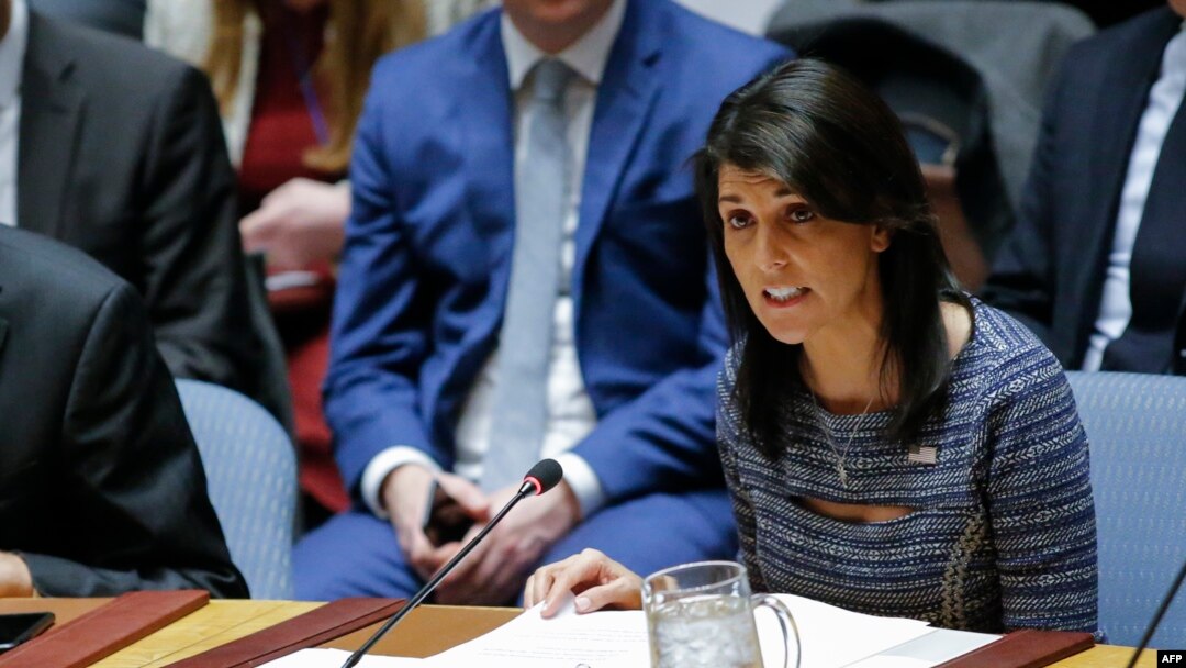 La embajadora de EE.UU. ante la ONU, Nikki Haley, vota en el Consejo de Seguridad a favor de nuevas sanciones a Corea del Norte. Diciembre 22 de 2017.