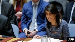 La embajadora de EE.UU. ante la ONU, Nikki Haley, vota en el Consejo de Seguridad a favor de nuevas sanciones a Corea del Norte. Diciembre 22 de 2017.