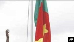 Wanajeshi wakishusha bendera ya Cameroon
