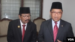 Menteri Komunikasi dan Informatika Rudiantara (kanan) memberikan keterangan pers didampingi Gubernur Jawa Timur Soekarwo, hari Jumat 20 Mei 2016 di Surabaya (VOA/Petrus).