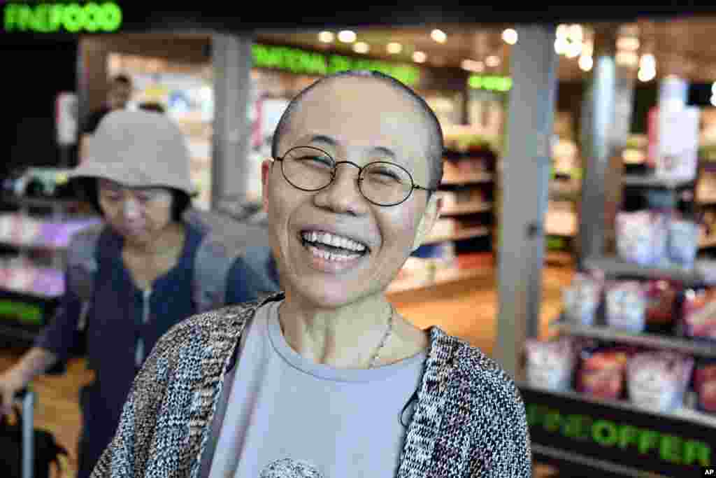 中国诺贝尔和平奖得主、政治异议人士刘晓波的遗孀刘霞于2018年7月10日抵达芬兰赫尔辛基国际机场后笑得开心。诗人和艺术家刘霞患严重的精神抑郁症。自从刘晓波2010年获得诺贝尔和平奖以来，刘霞事实上一直被中国当局软禁在家，但她从未受到中共当局的指控，她上次出现在公众面前是在中国当局的监视下为刘晓波举行的葬礼上。但中国当局多次表示，刘霞是自由的，享有中国法律保障的所有权利。