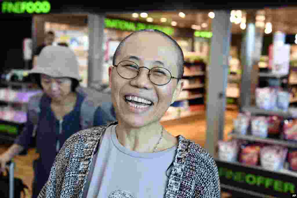 핀란드 반타의 헬싱키 국제공항에 도착한 노벨평화 수상자 류사오보의 부인 류샤가 환하게 웃고 있다. 앞서 중국은 체제전복 등의 혐의로 20년 징역형을 받은 류사오보가 노벨평화 수상을 한 뒤, 2010년 부인 류사에게 가택연금과 출국금지령을 내렸다. 