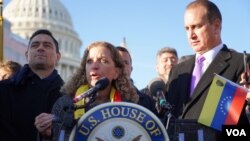 El denominado “Caucus de Democracia Venezolana” fue presentado en Washington D.C. por los representantes de Florida, el republicano Mario Díaz Balart y la demócrata Debbie Wasserman Schultz junto al embajador designado por Juan Guaidó para Estados Unidos, Carlos Vecchio.