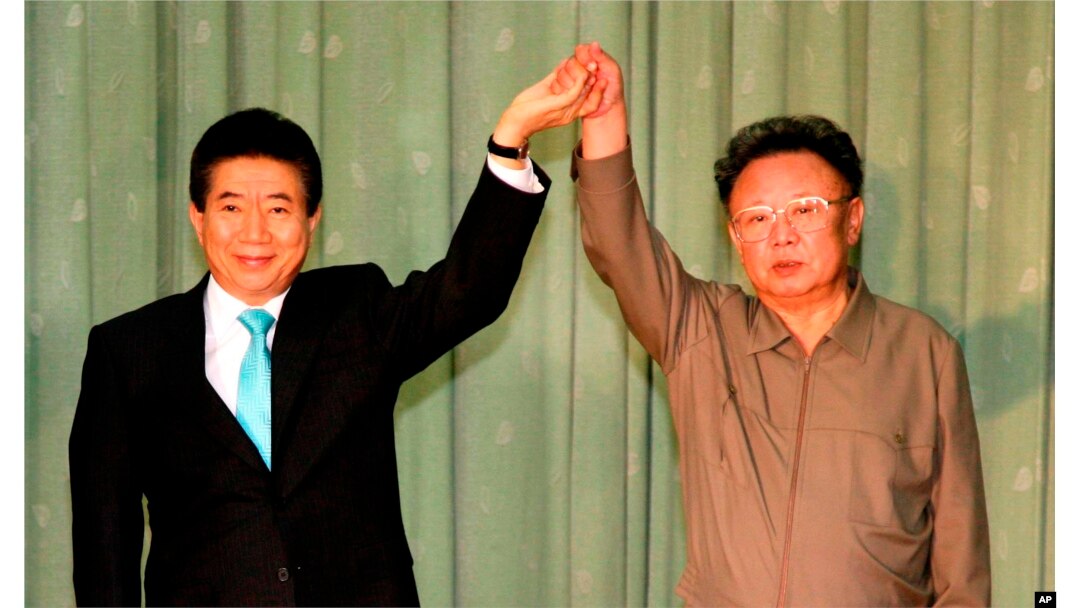 지난 2007년 10월 평양에선 열린 남북정상회담에서 노무현 한국 대통령(왼쪽)과 김정일 북한 국방위원장이 맞잡은 손을 들어올리고 있다