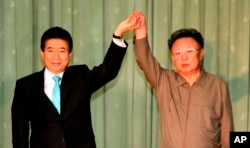 지난 2007년 10월 평양에선 열린 남북정상회담에서 노무현 한국 대통령(왼쪽)과 김정일 북한 국방위원장이 맞잡은 손을 들어올리고 있다