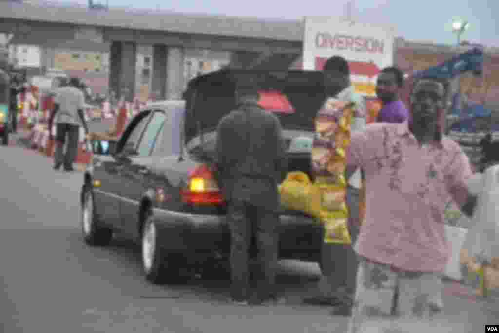 Wani mai tallar kaya a mahadar hanya da ake kira Life Junction, a Abuja, babban birnin Najeriya. Matasa da yawa sun dogara ne kan irin wadannan kananan ayyuka don samun abin sanyawa a bakin salati saboda rashin ayyukan yi a kasar