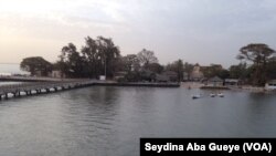 Le bateau traverse le fleuve sous la surveillance des commandos marins pour parer à toute attaque terroriste, au Sénégal, le 21 février 2018. (VOA/Seydina Aba Gueye)