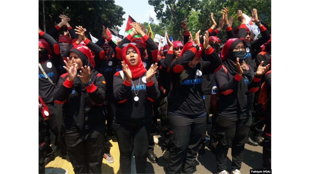 Ribuan buruh berunjuk rasa menuntut upah layak, penghapusan kerja kontrak dan mencabut peraturan presiden tentang pekerja asing di depan Istana Negara, Jakarta, Selasa, 1 Mei 2018, memperingati hari buruh Internasional. (Foto: VOA/Fathiyah)