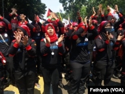 Ribuan buruh berunjuk rasa menuntut upah layak, penghapusan kerja kontrak dan mencabut peraturan presiden tentang pekerja asing di depan Istana Negara, Jakarta, Selasa, 1 Mei 2018, memperingati hari buruh Internasional. (Foto: VOA/Fathiyah)