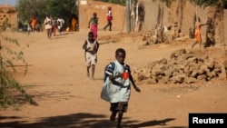 Children run home from school after hearing gunfire and explosions in Gao, February 21, 2013.