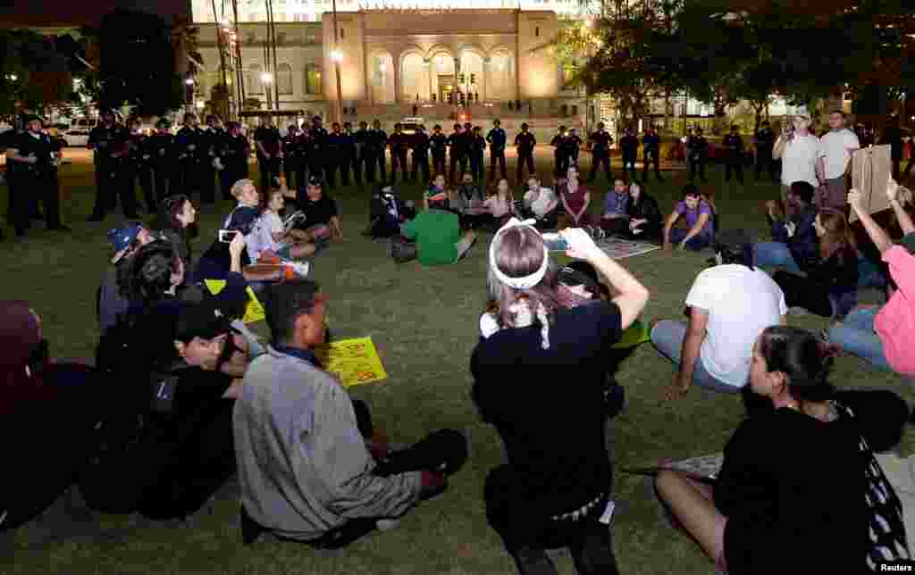 Polícia cerca manifestantes em Los Angeles antes de os deter no Grand Park, junto à Câmara Municipal de Los Angeles, depois de uma marcha e comício contra a eleição do republicano Donald Trump como Presidente dos Estados Unidos. Nov. 12, 2016.