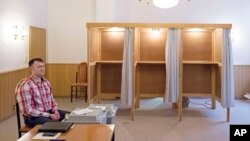 An election official waits in a polling station in Stoessen, Germany, March 13, 2016. Federal state elections will be held in Baden-Wuerttemberg, Rhineland-Palatinate and Saxony-Anhalt on Sunday. 