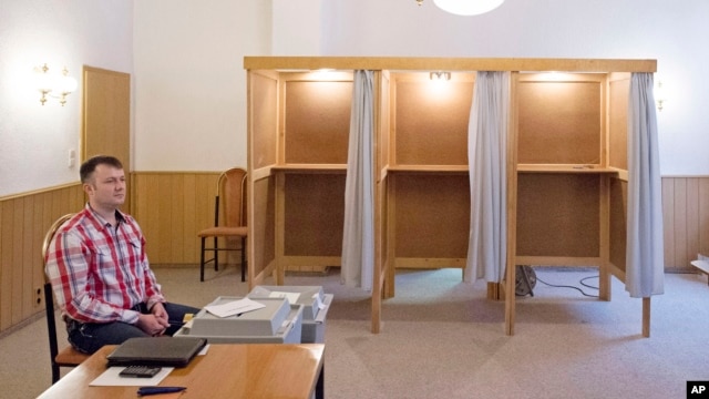 Một giới chức bầu cử chờ tại điểm bỏ phiếu ở Stoessen, Đức, ngày 13 tháng 3, 2016. 