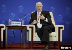 前美国海军作战部部长拉夫黑德在北京香山论坛回答问题。（2015年10月17日）