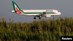 Descente d'un avion d'Alitalia à Rome, Italie, le 14 octobre 2018. (REUTERS/Max Rossi)