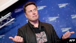El propietario de SpaceX y director ejecutivo de Tesla, Elon Musk (R), en la ceremonia de los premios Axel Springer, en Berlín, el 1 de diciembre de 2020. 