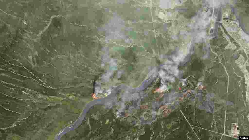 La fumée des incendies de forêt près de Fort McMurray, &nbsp;à Alberta, prise cette par satellite de la NASA, le 3 mai 2016.