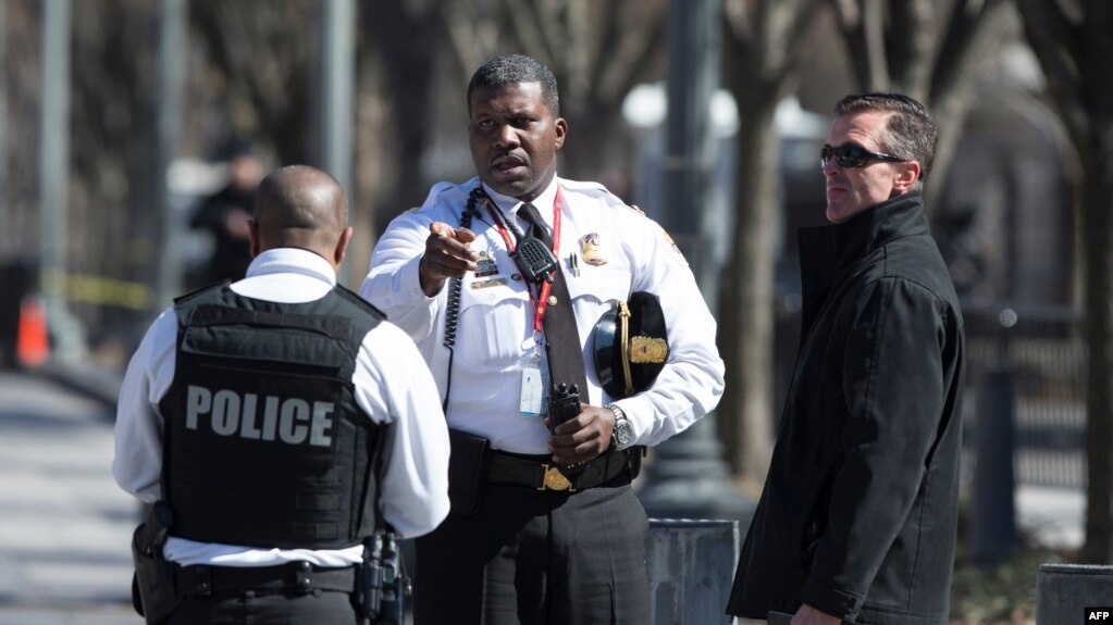 La police est aperçue à l'extérieur de la Maison Blanche, à Washington, DC, le 3 mars 2018.