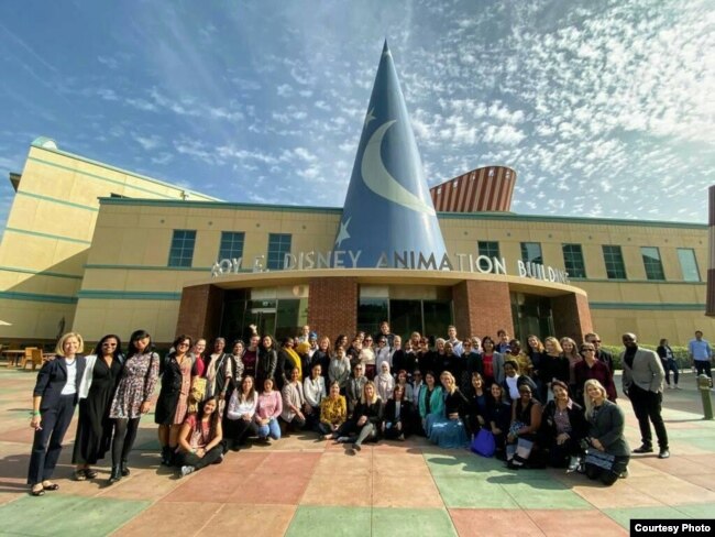 Pratiwi Kusumawardani bersama para peserta IVLP "Hidden No More" di AS (dok: Pratiwi Kusumawardani)