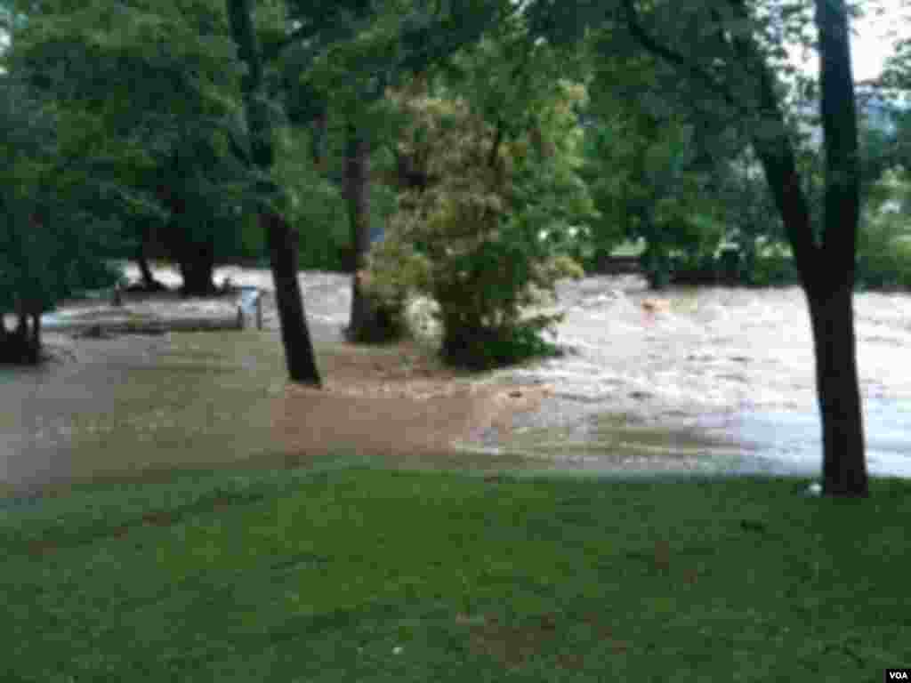 Badan Survei Geologi AS menyatakan bahwa tingkat permukaan sungai di Boulder telah mencapai apa yang para ahli sebut tingkat banjir 100 tahun. (VOA/Scott Herron)