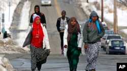  Des étudiants rentrent de l'école à pied à Lewiston, Maine, le 26 janvier 2016. (AP Photo/Robert F. Bukaty)