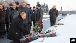 Владимир Путин возлагает цветы на Пискаревском кладбище. Санкт-Петербург. 27 января 2014 г.