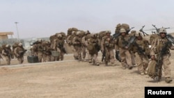 Des soldats de la Marine britannique à la fin d'une opération conjointe avec leurs collègues américains à Helmand, le 27 ocotobre 2014.