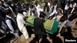 Warga Afghanistan menghadiri pemakaman wartawan Zabihullah Tamanna yang tewas dibunuh, dalam upacara di Kabul, 7 Juni lalu (foto: dok). 