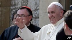 Pope Francis waves as he arrives at the Sacred Heart Cathedral in Sarajevo, June 6, 2015. 