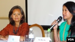 Yin Myo Su, founder of the Inthar Heritage House in Burma, talks next to Mu Sochua, a lawmaker-elect for the opposition Cambodia National Rescue Party at a press conference in Phnom Penh, Friday, May 16, 2014. (Kong Sothanarith/VOA Khmer) 