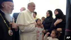 Le pape François va à la rencontre des migrants à Lesbos, Grèce, le 16 avril 2016.