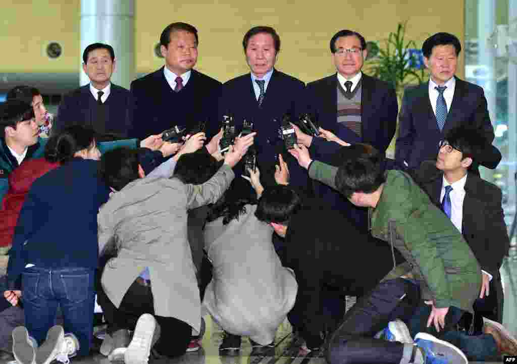 Chung Ki-Sup (tengah), kepala dewan perusahaan-perusahaan Korea Selatan yang beroperasi di Kompleks Industri Kaesong, berbicara pada media di kantor transit inter-Korea di Paju dekat zona demiliterisasi yang memisahkan dua Korea, sebelum pergi ke Korea Utara.