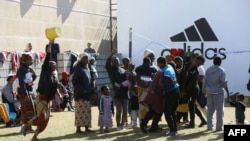 Des migrants africains à l'extérieur du centre de détention des migrants de Tariq Al-Matar à la périphérie de la capitale libyenne, Tripoli, 11 décembre 2017.