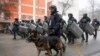 5 Ocak 2022 - Kazakistan'da akaryakıt zammını protesto edenlere müdahale eden çevik kuvvet polisi
