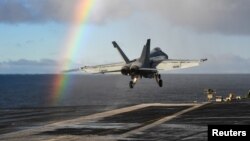 Sebuah pesawat tempur F/A 18E Super Hornet tinggal landas dari kapal induk AL AS, USS Harry S. Truman sebagai bentuk dukungan terhadap latihan yang disebut Trident Juncture 18 di Laut Norwegia, 25 Oktober 2018 (Courtesy: AL AS via Reuters)