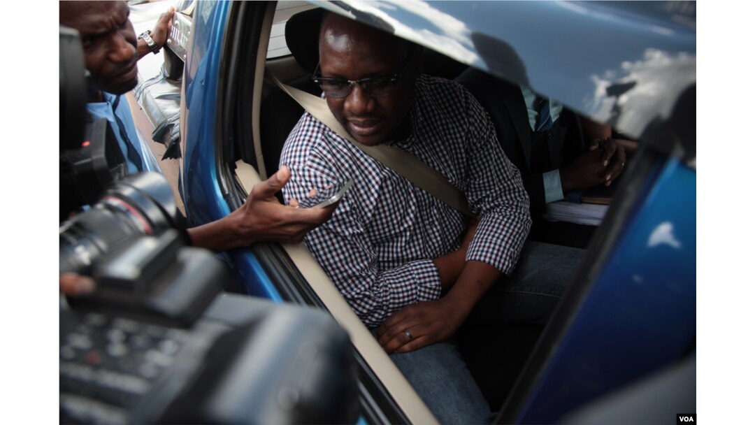 FILE - Pastor Evan Mawarire is seen in a vehicle after being freed on bail in Harare, Zimbabwe, Feb. 9, 2017. (S. Mhofu/VOA)
