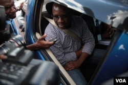 FILE - Pastor Evan Mawarire is seen in a vehicle after being freed on bail in Harare, Zimbabwe, Feb. 9, 2017. (S. Mhofu/VOA)