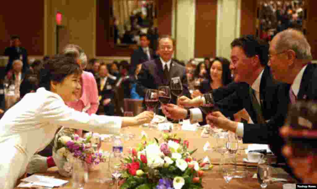 박근혜 한국 대통령(왼쪽)이 6일 오후 미국 워싱턴 만다린 오리엔털호텔에서 열린 동포간담회에서 참석자들과 건배하고 있다.
