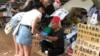 香港街头路人慰问参与反送中反修例绝食抗争的陈伯。（美国之音海彦拍摄）