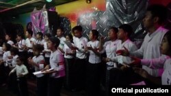 ေဒါင္းတို႔မ်ဳိးဆက္-သံခ်ပ္အဖြဲ႔ရဲ႕ေဖ်ာ္ေျဖတင္ဆက္မႈ (ဓာတ္ပံု- ေဒါင္းတို႔မ်ဳိးဆက္/ဧၿပီ ၁၃၊ ၂၀၁၅)