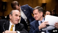 Anvwaye espesyal Etazini o Venezuela Elliott Abrams, agoch, administratè USAID a, Mark Green nan yon rankont sou relasyon Etazini ak Venezuela etap pou yon tranzisyon demokratik nan Capitol Hill, 7 mas 2019. (Foto: Brendan Smialowski / AFP)