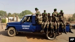 La police assure la sécurité au centre de Niamey, Niger, 20 février 2010.