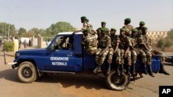 La police militaire assure la sécurité au centre de Niamey, Niger, 20 février 2010.