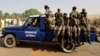 La police militaire assure la sécurité au centre de Niamey, Niger, 20 février 2010.