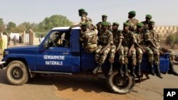 La police militaire assure la sécurité au centre de Niamey, Niger, 20 février 2010.