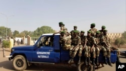 La police militaire assure la sécurité au centre de Niamey, Niger, 20 février 2010.