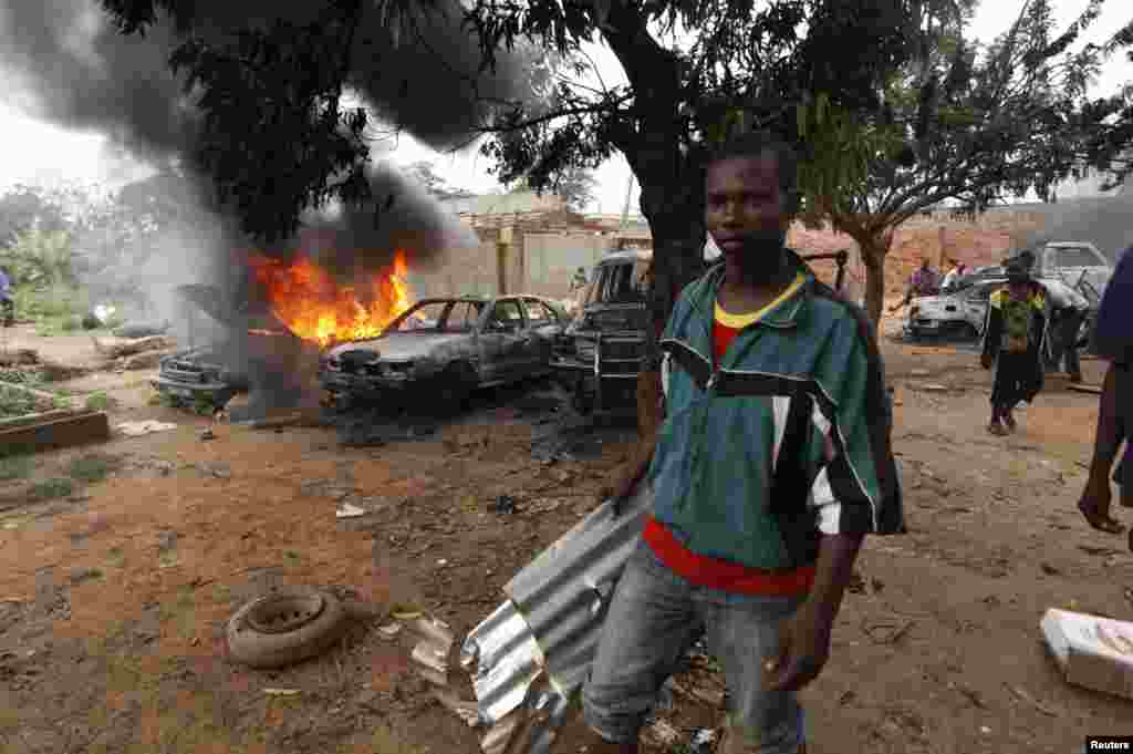 A man takes part in looting in Bangui, Central African Republic, Dec. 10, 2013. 